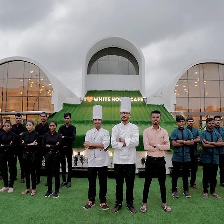 Hotel Royal Accord Surat Bagian luar foto
