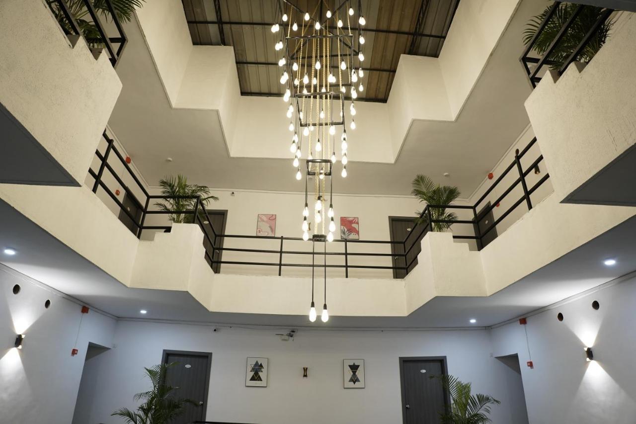 Hotel Royal Accord Surat Bagian luar foto