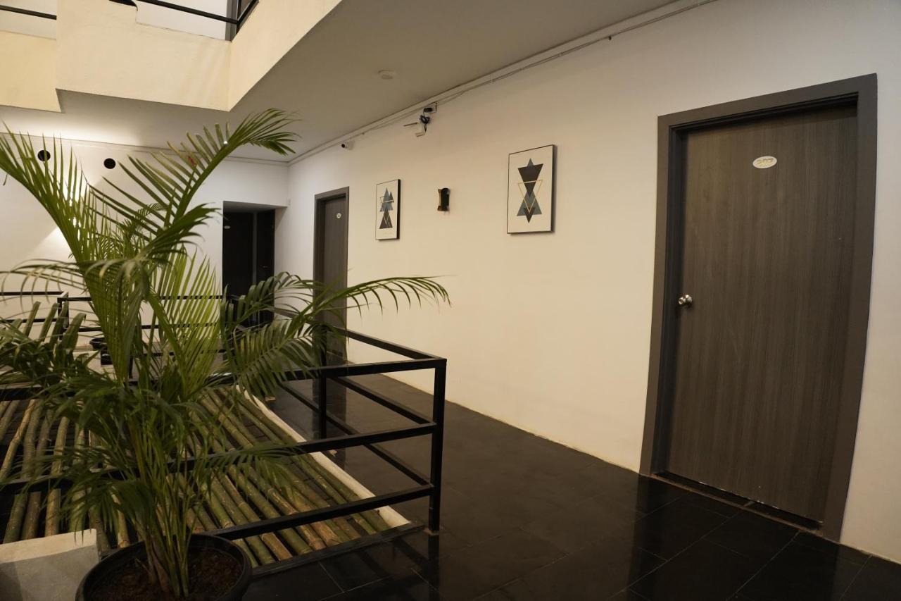 Hotel Royal Accord Surat Bagian luar foto