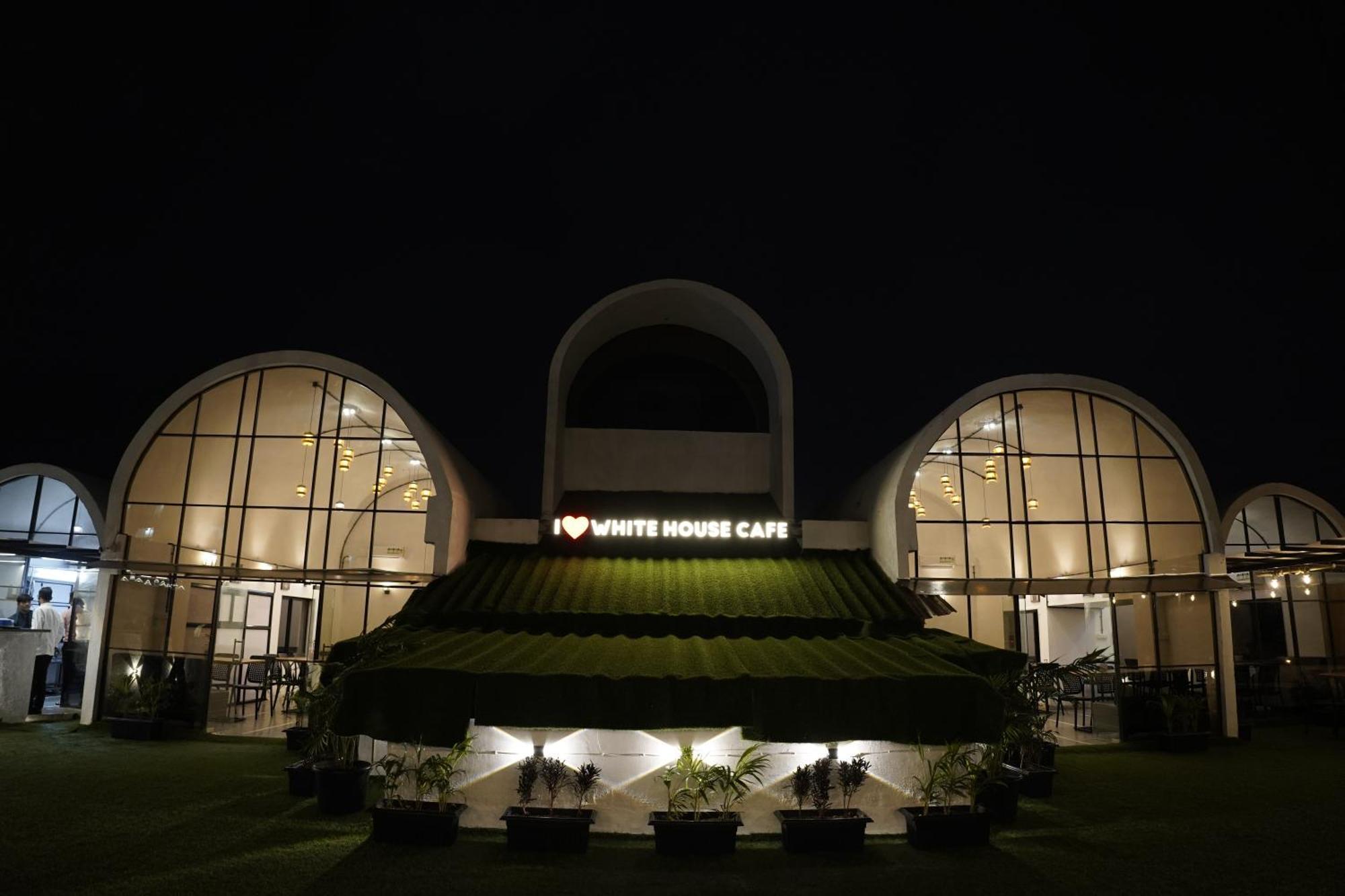 Hotel Royal Accord Surat Bagian luar foto