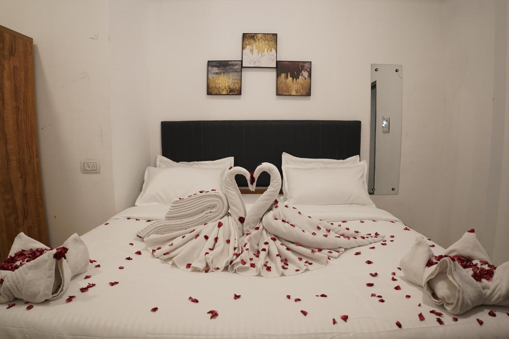 Hotel Royal Accord Surat Bagian luar foto