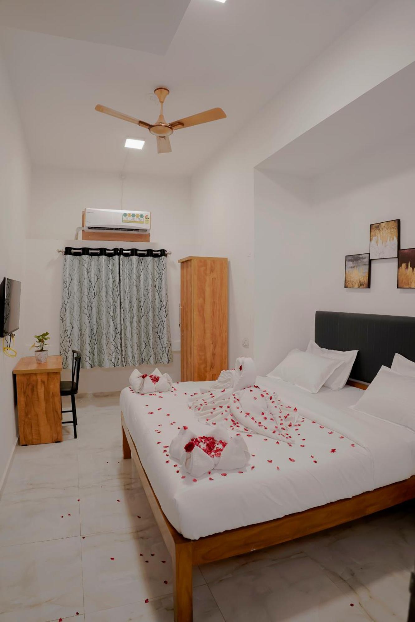 Hotel Royal Accord Surat Bagian luar foto