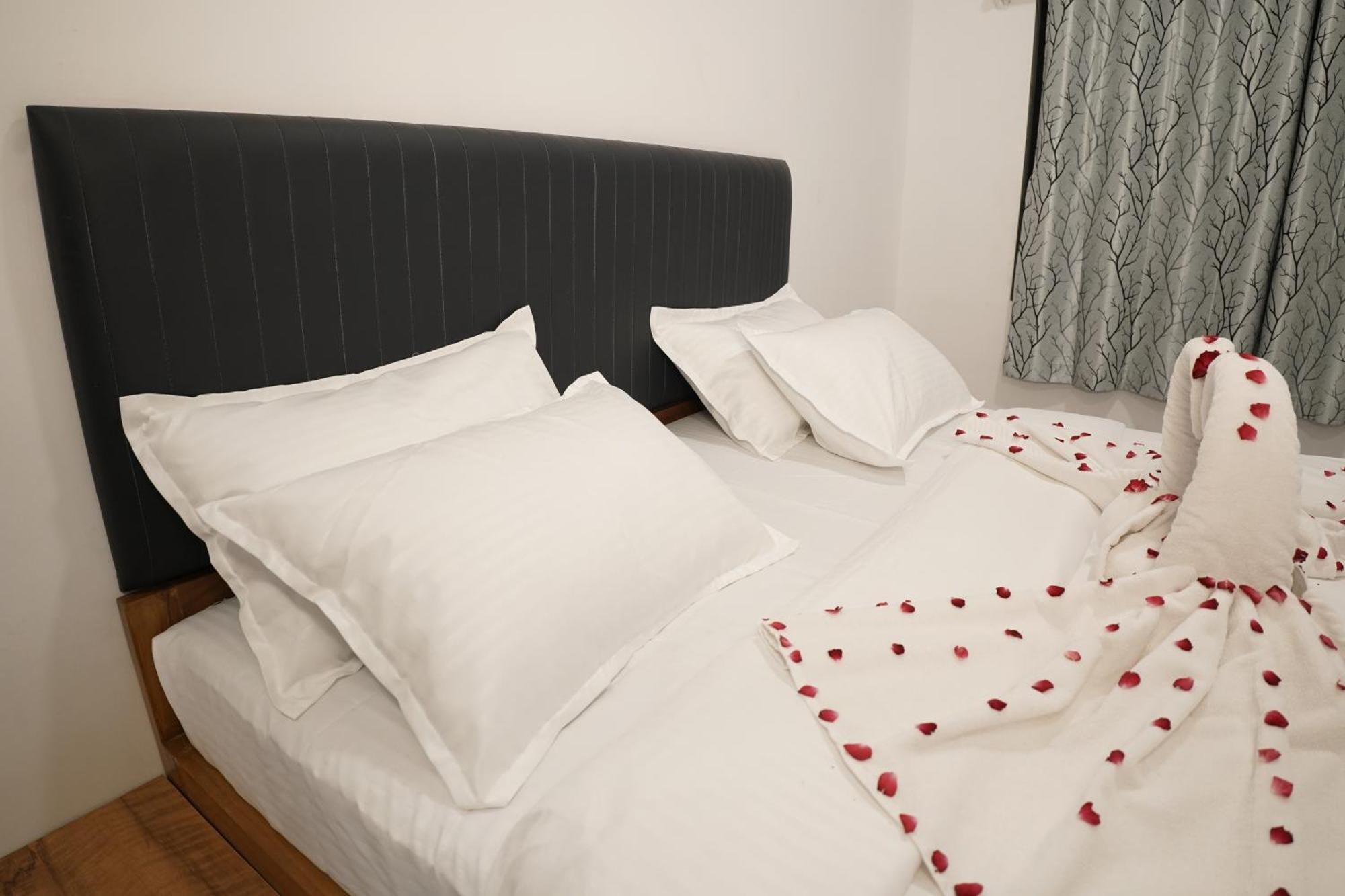 Hotel Royal Accord Surat Bagian luar foto