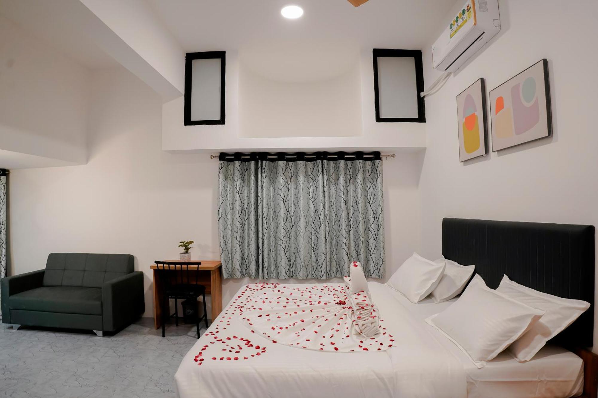 Hotel Royal Accord Surat Bagian luar foto