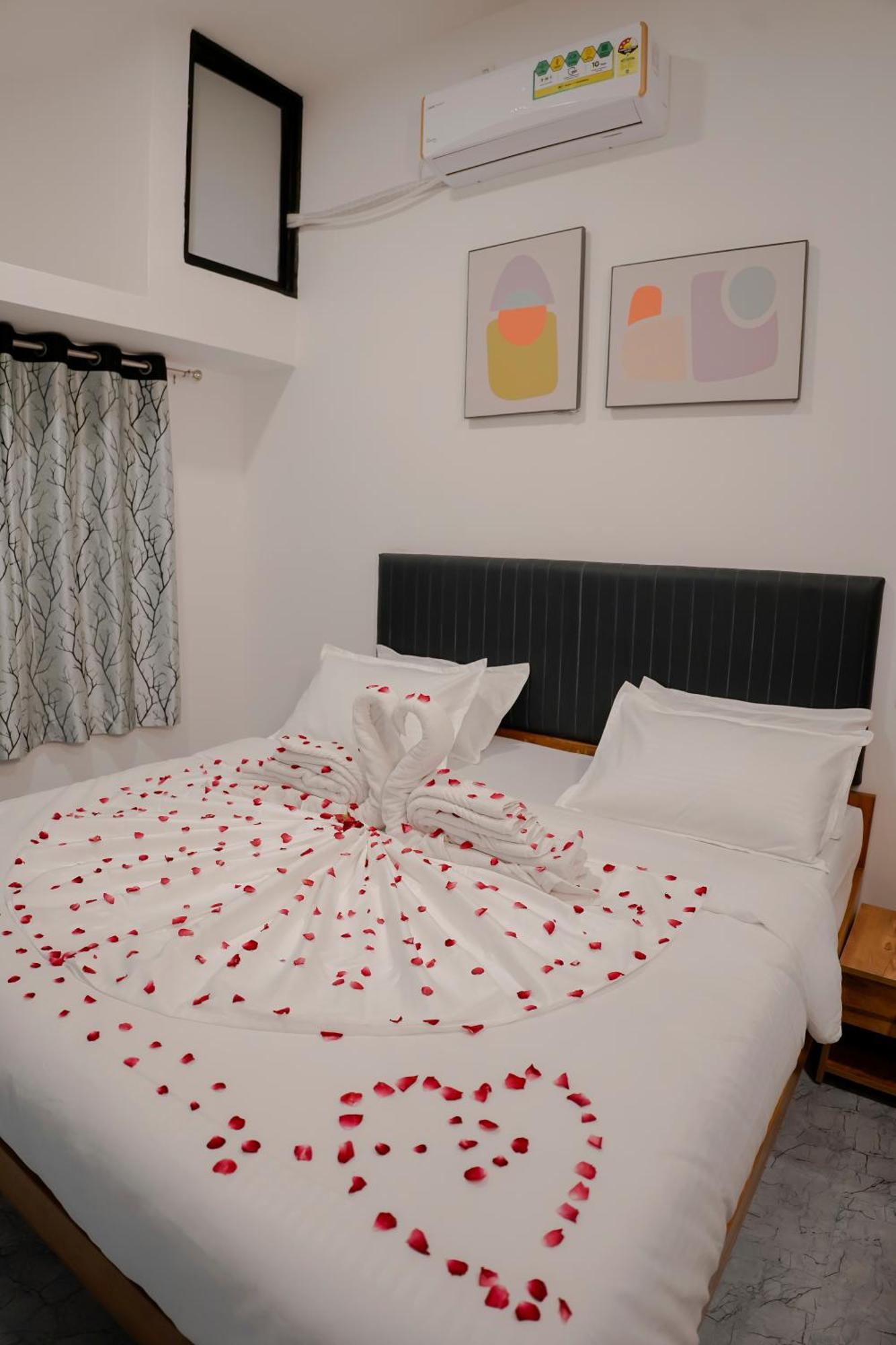 Hotel Royal Accord Surat Bagian luar foto