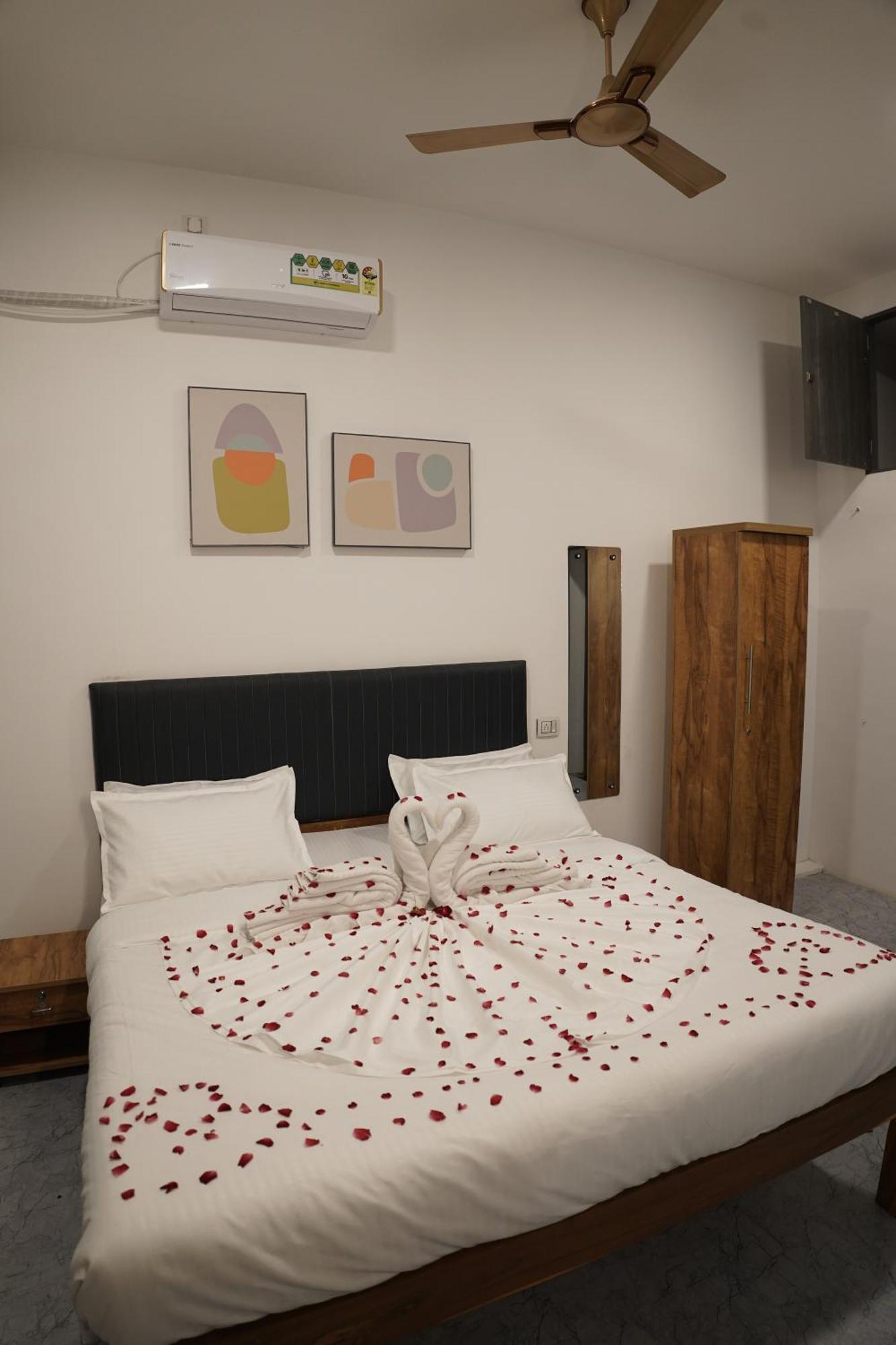 Hotel Royal Accord Surat Bagian luar foto