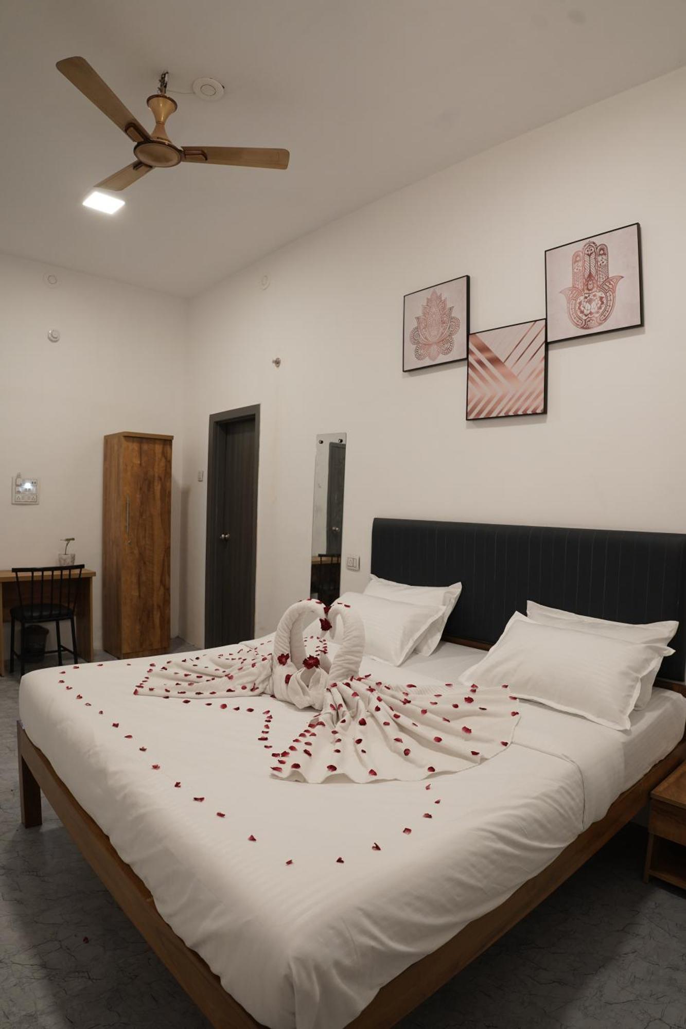 Hotel Royal Accord Surat Bagian luar foto