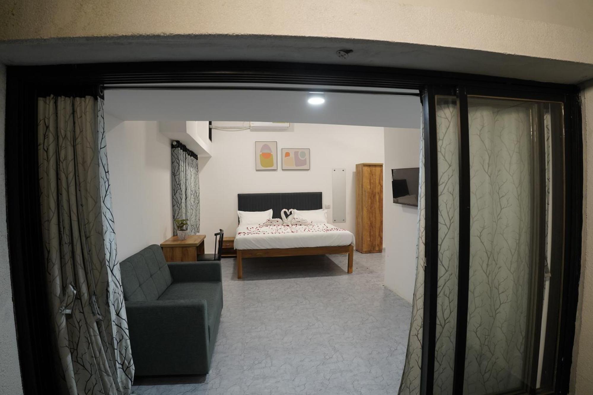 Hotel Royal Accord Surat Bagian luar foto