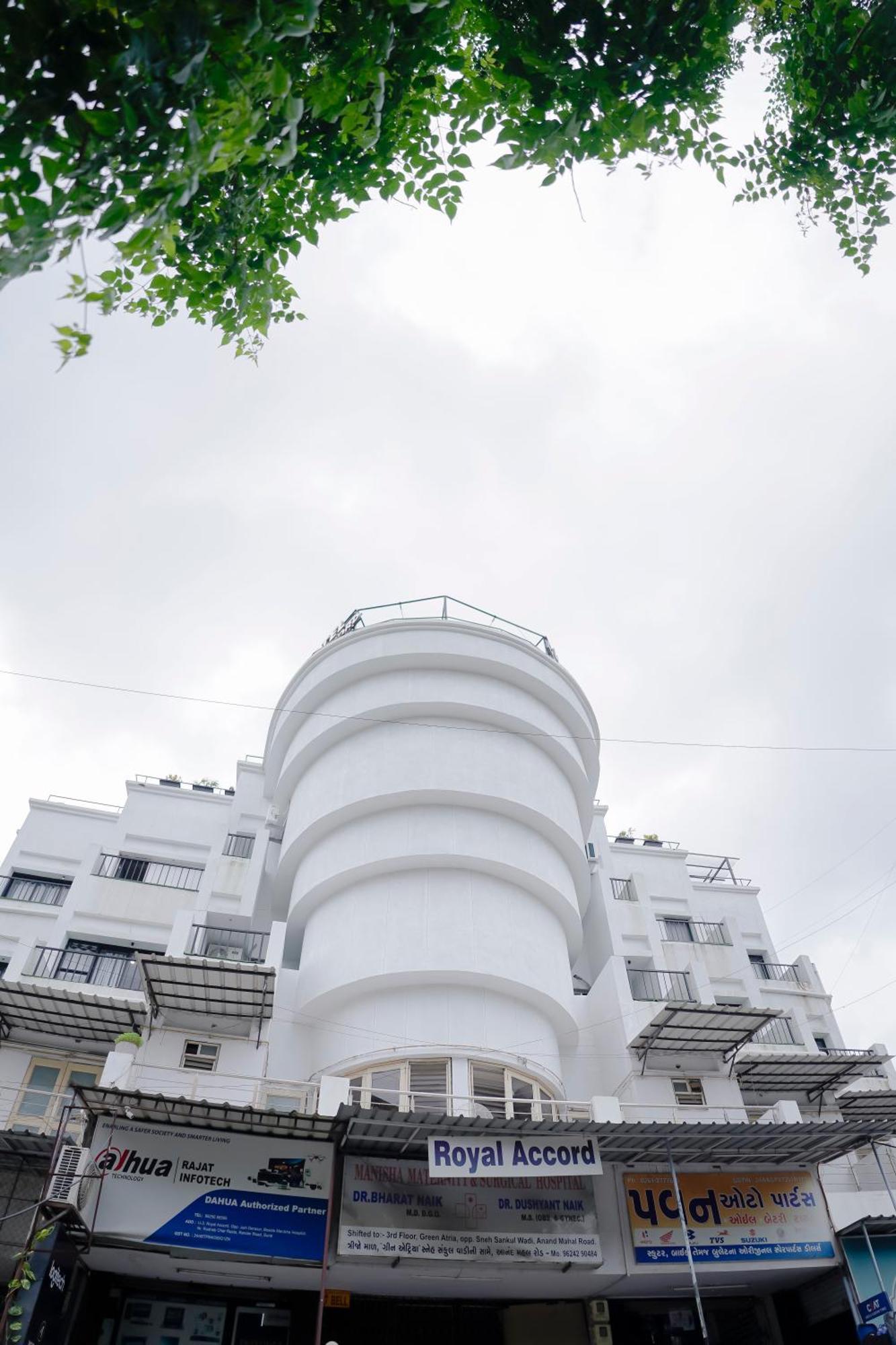 Hotel Royal Accord Surat Bagian luar foto