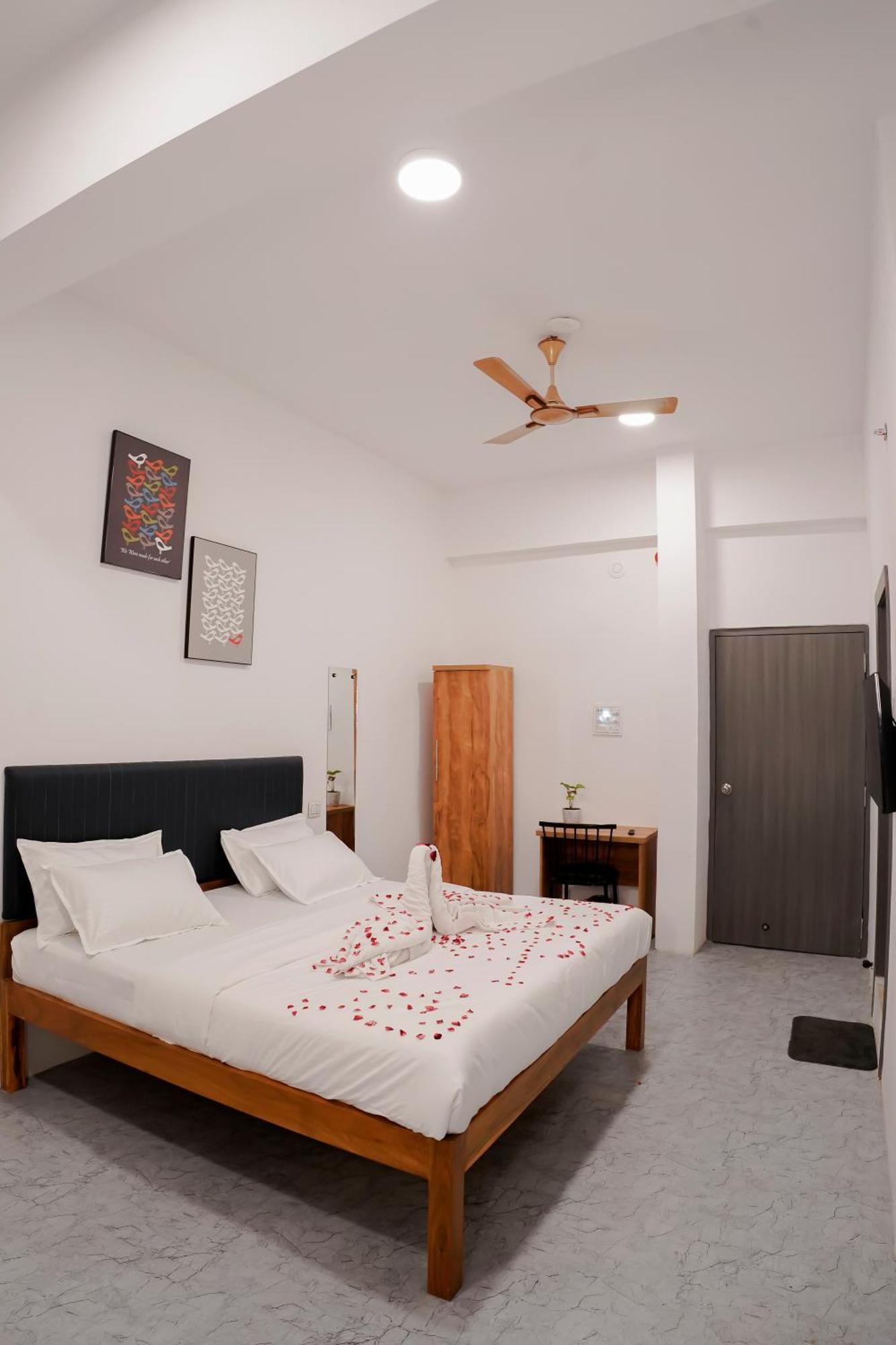 Hotel Royal Accord Surat Bagian luar foto