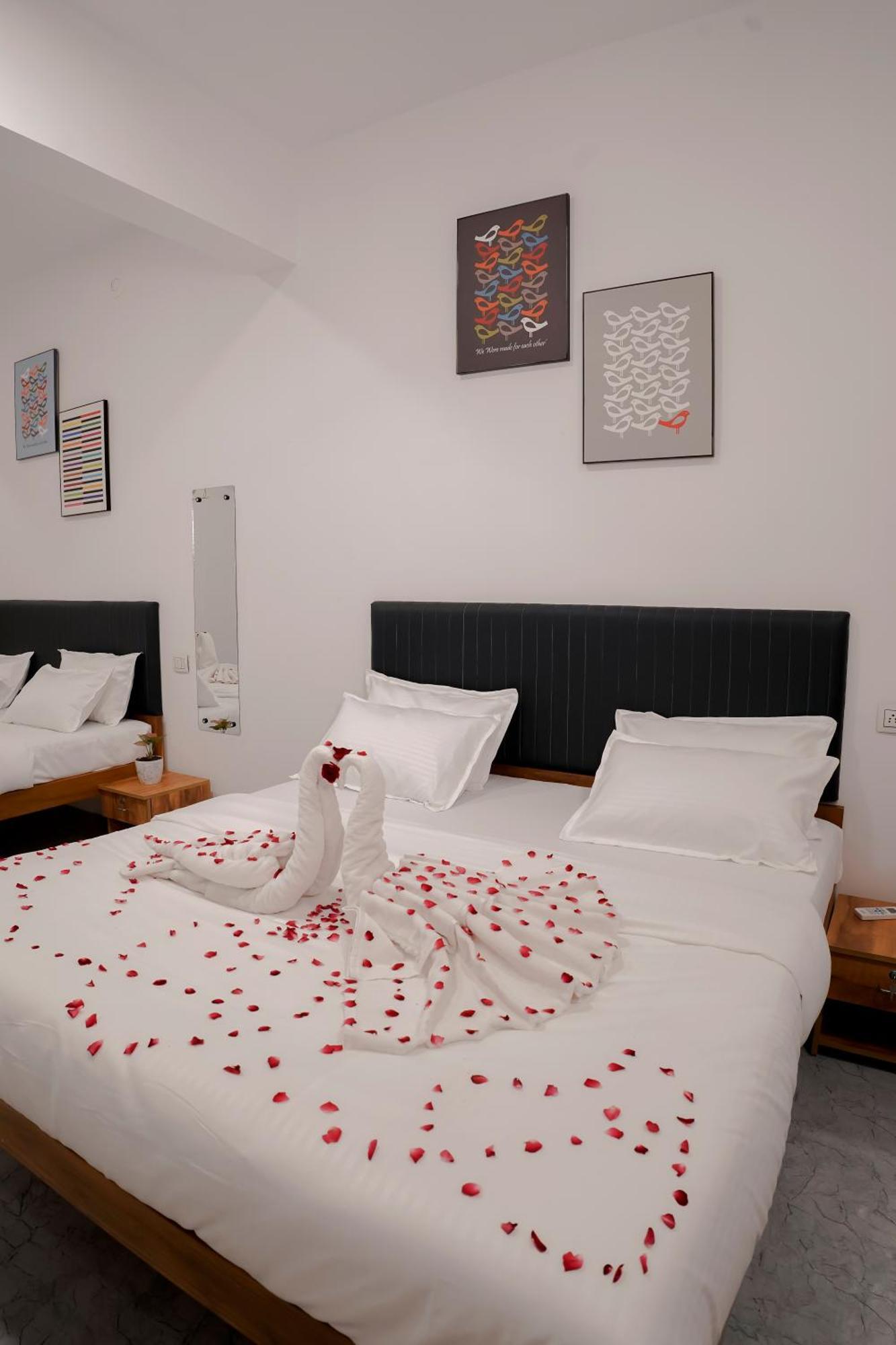 Hotel Royal Accord Surat Bagian luar foto
