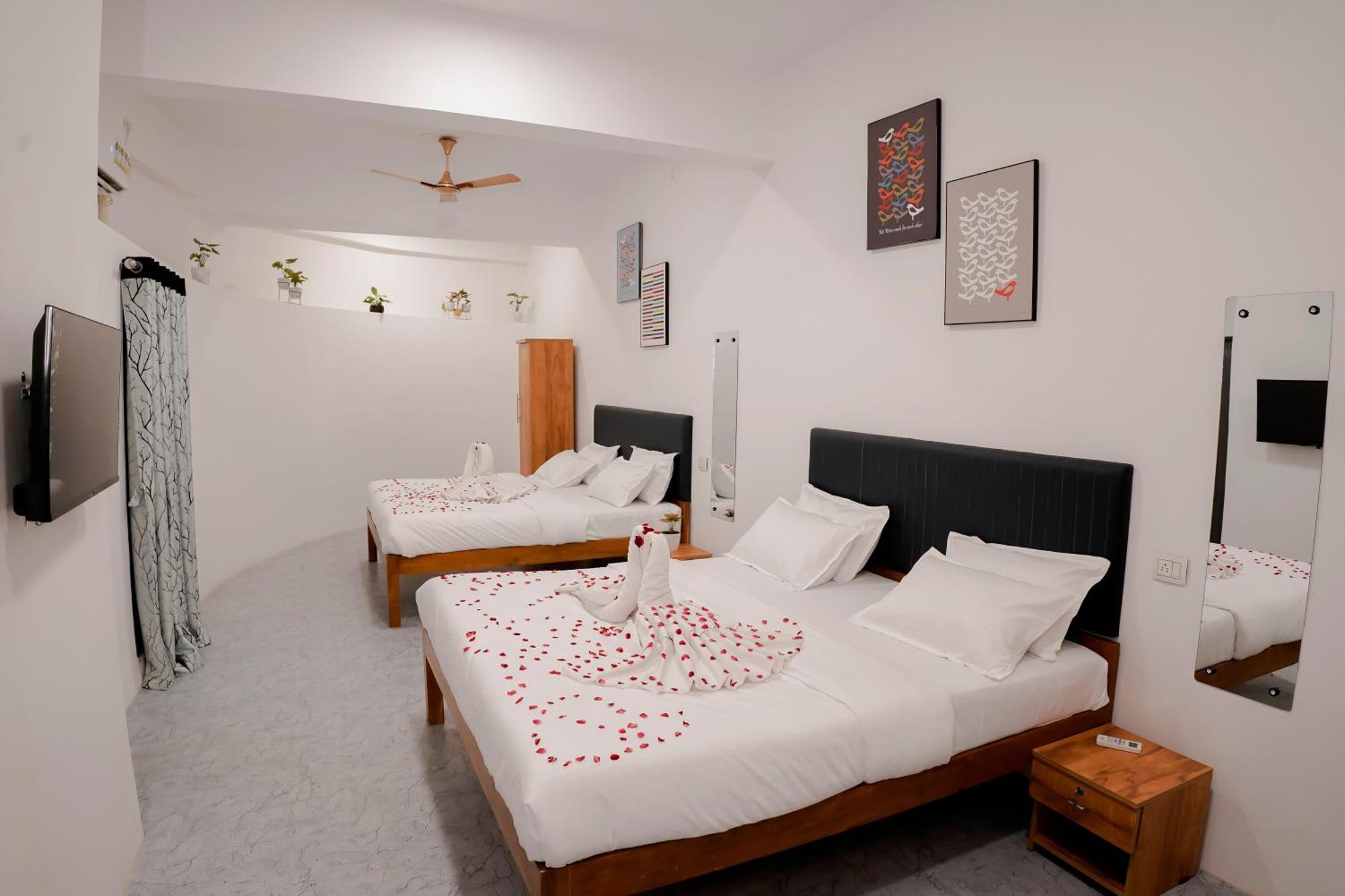 Hotel Royal Accord Surat Bagian luar foto