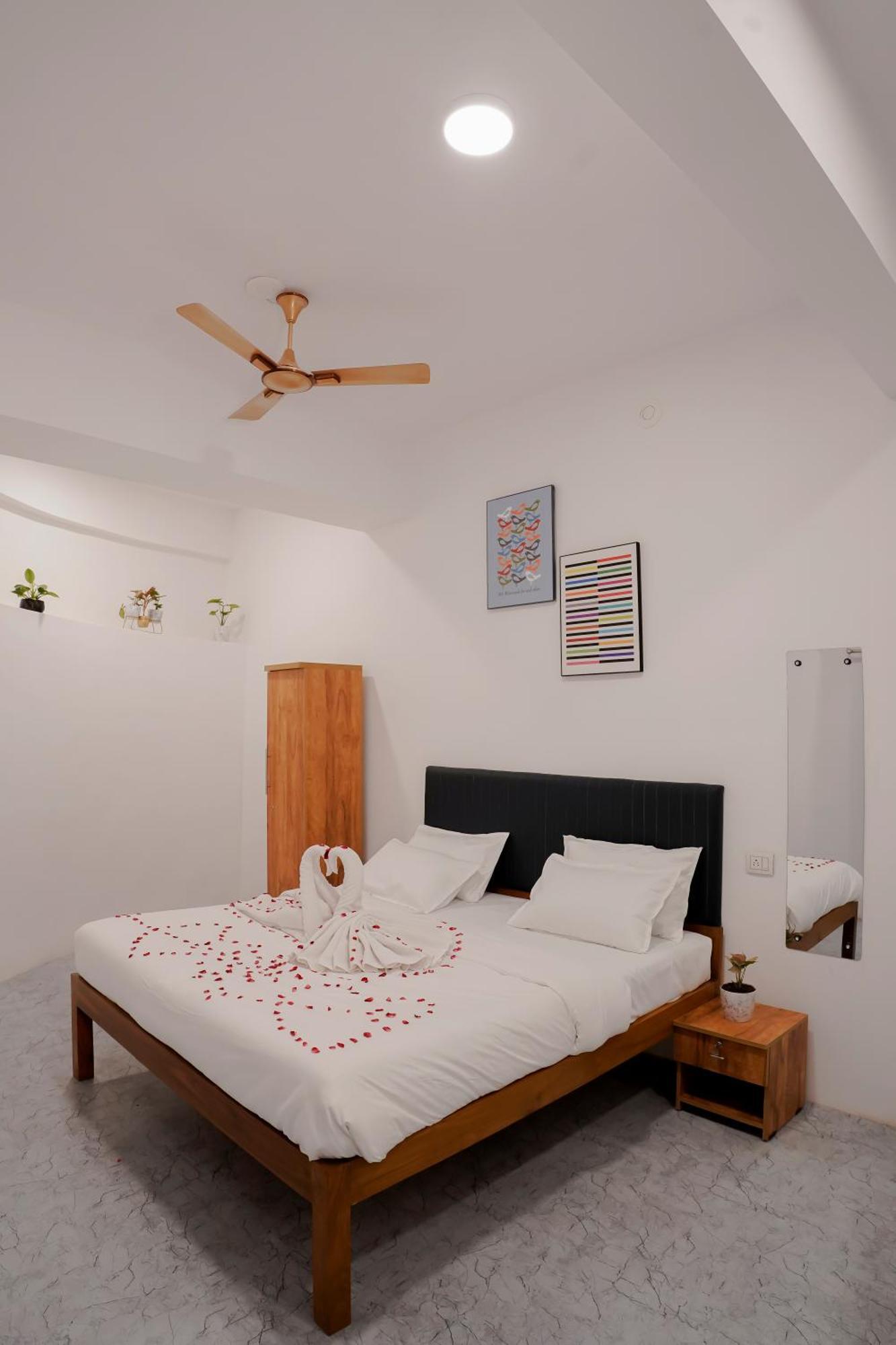 Hotel Royal Accord Surat Bagian luar foto
